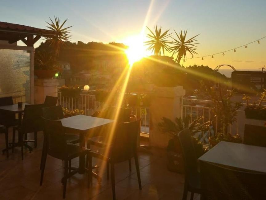 "Private Room" Stanza Privata With Private Bathroom - Shared Kitchen And Beautiful Terrace On Taormina Center Hostel Taormina Zimmer foto